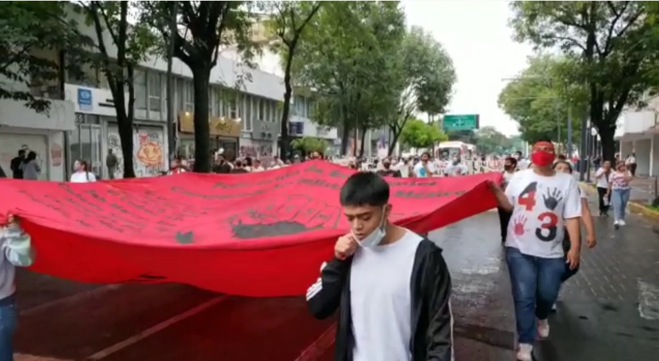 Marchan en Guadalajara en solidaridad con caso Ayotzinapa. (Diana Barajas)