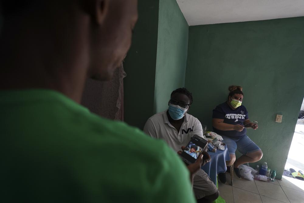 Mensah Montant su esposa Virginia Salazar visitan a un migrante haitiano | AP