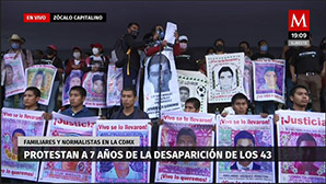Padres de normalistas llegan al Zócalo de CdMx, finaliza protesta