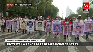 Protestan a 7 años de desaparición de los 43 en Paseo de la Reforma