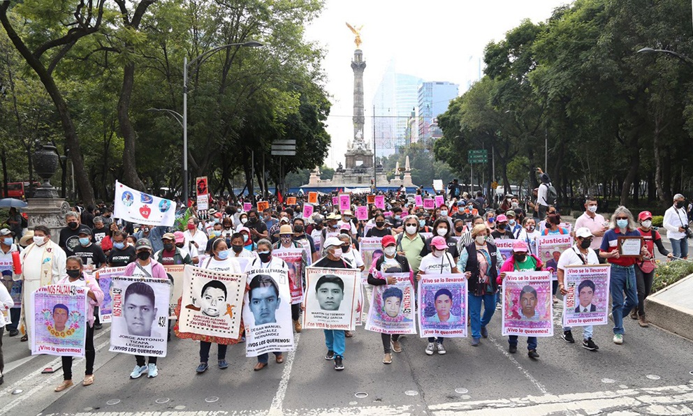 Padres de los 43 normalistas de Ayotzinapa marchan en CdMx a siete años de su desaparición. | Ariel Ojeda