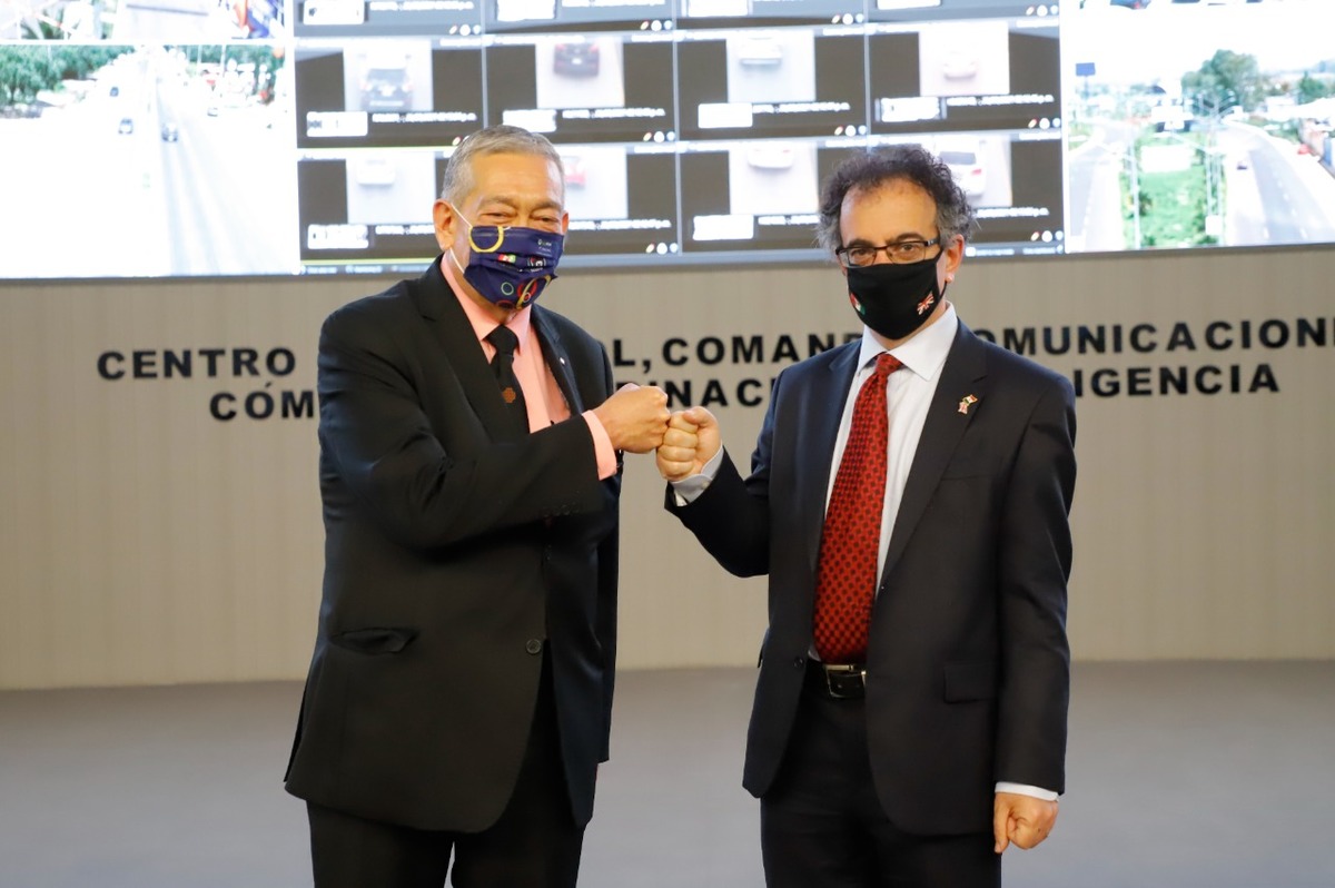 Simón Vargas, secretario de Gobierno y el embajador de Reino Unido, Jonathan Benjamin. (Especial)