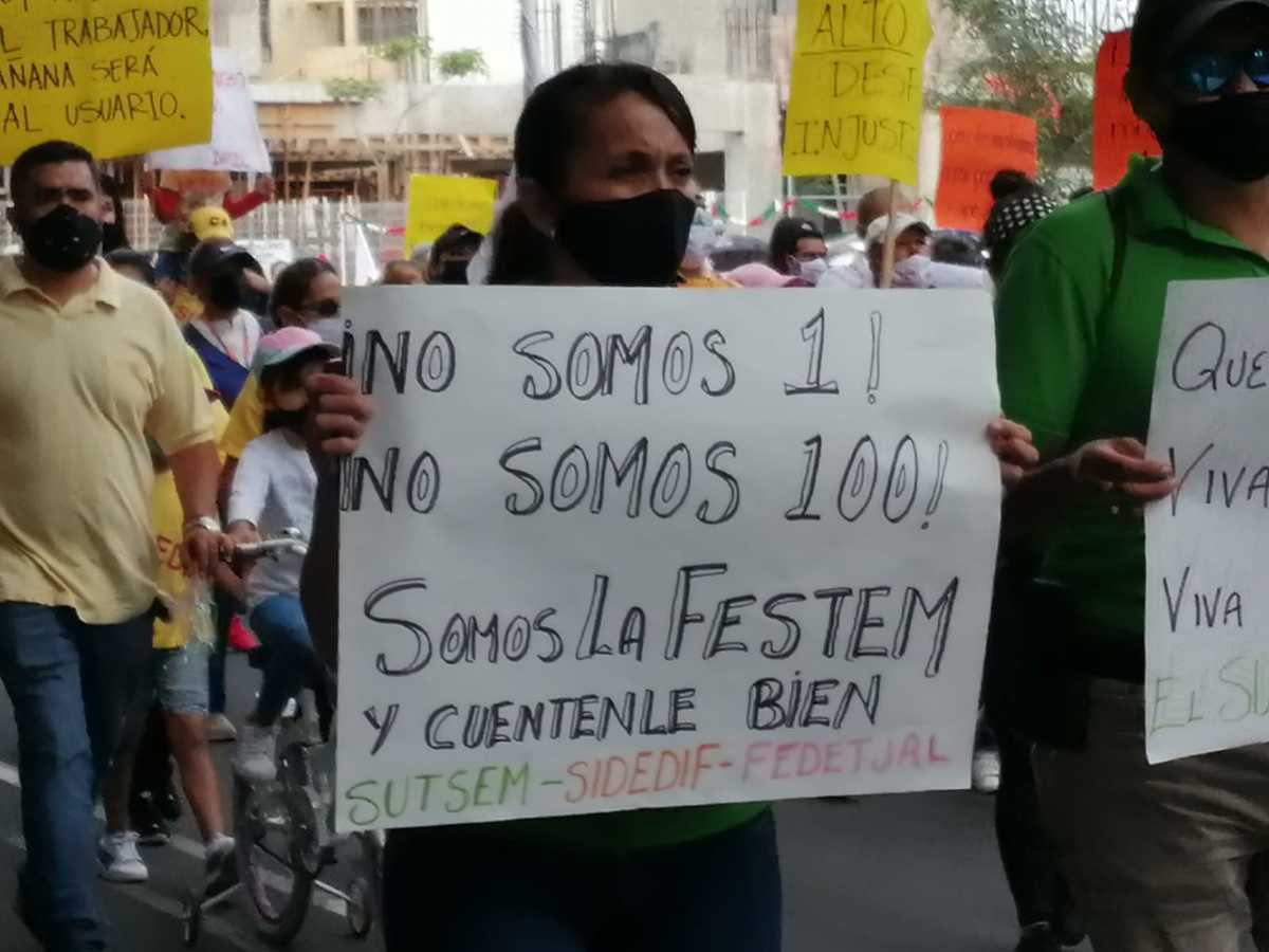 Sindicalizados se manifiestan en el centro de la ciudad por despidos en DIF Guadalajara