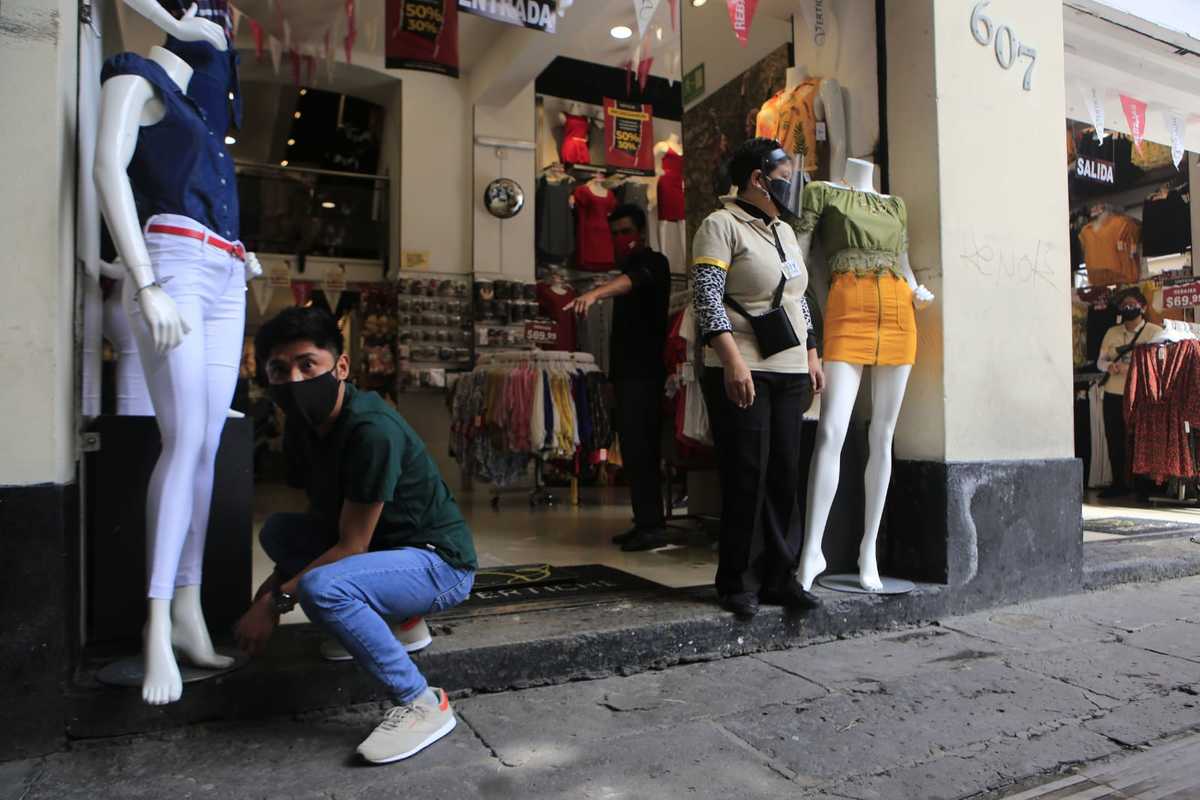 Trabajadores del sector comercio se preparan para abrir un local | Andrés Lobato