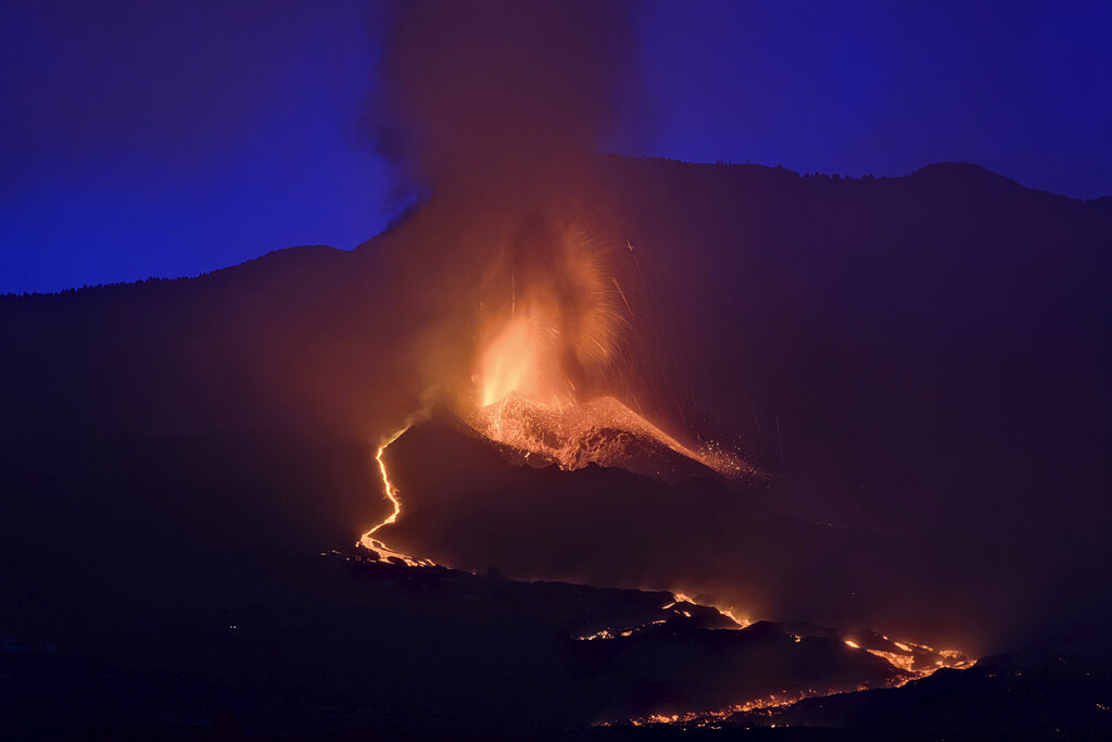 Volcán Cumbre Vieja hace erupción en isla de La Palma, España. | AP