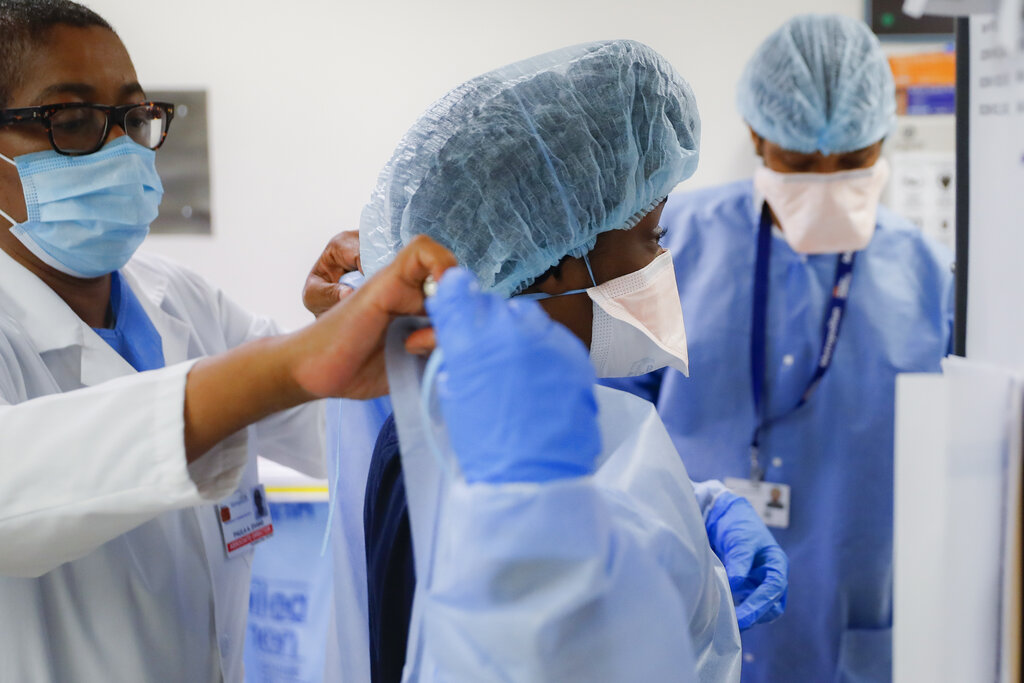 Nueva York obligará a su personal médico vacunarse contra el covid-19. (AP)