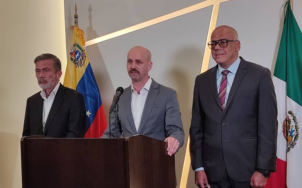 Se acordó inmediatamente iniciar una serie sesiones de consulta con diversos actores políticos y sociales. | Especial