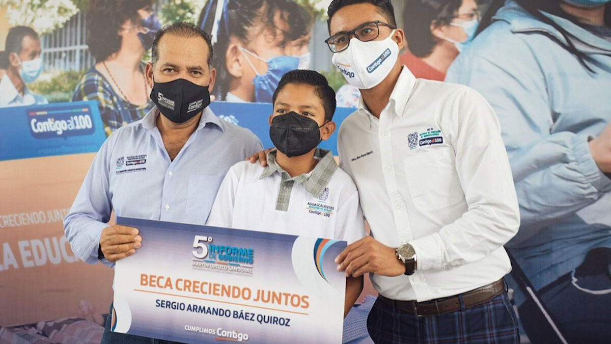 Aguascalientes entrega apoyos a estudiantes