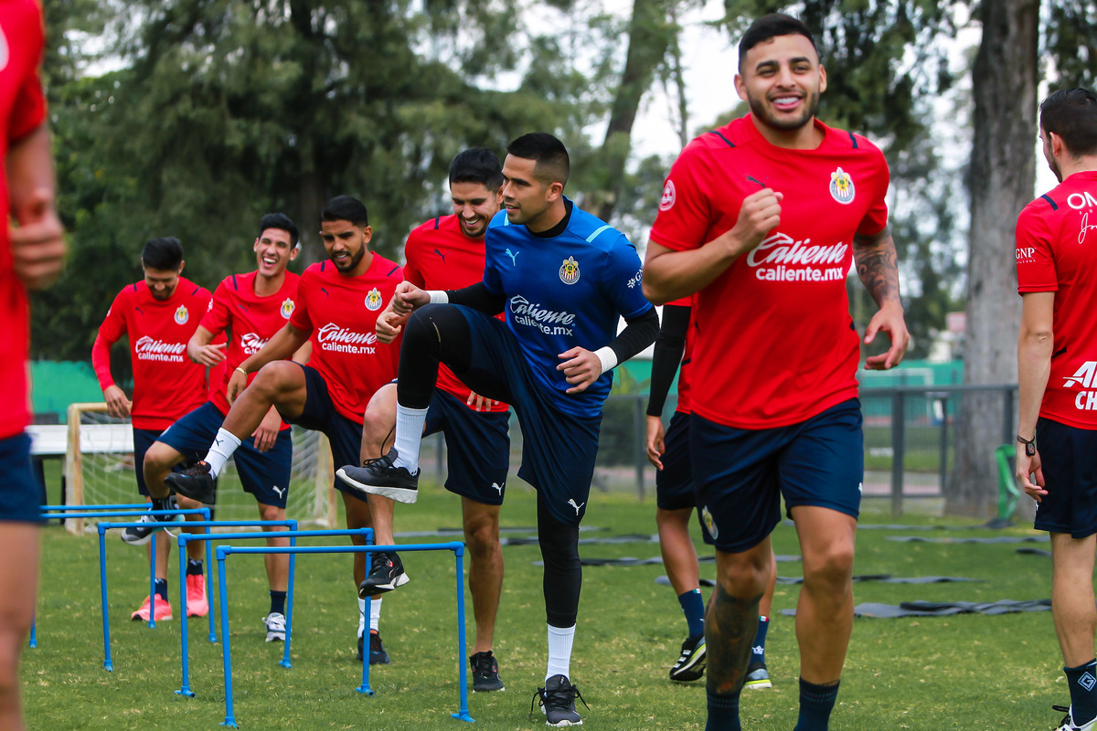 Entrenamiento matutino de Chivas. (Cortesía)