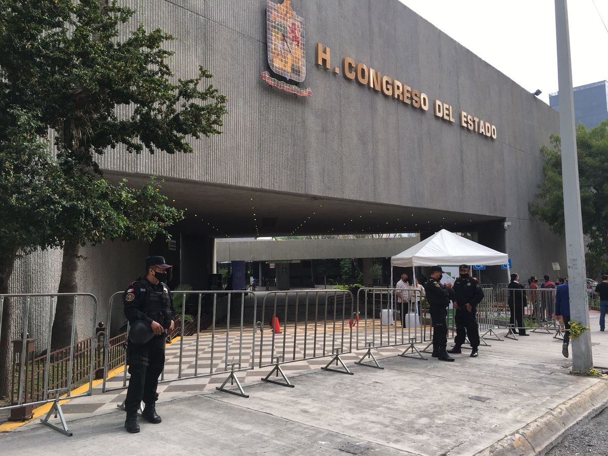 Fuerza Civil a las afueras del Congreso de Nuevo León. Foto: Kevin Recio