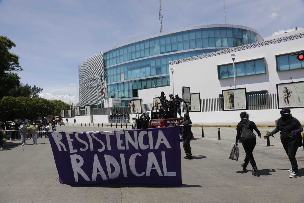 Un grupo de feministas se manifiesta el exterior de la fiscalía en favor del aborto. (Andrés Lobato)