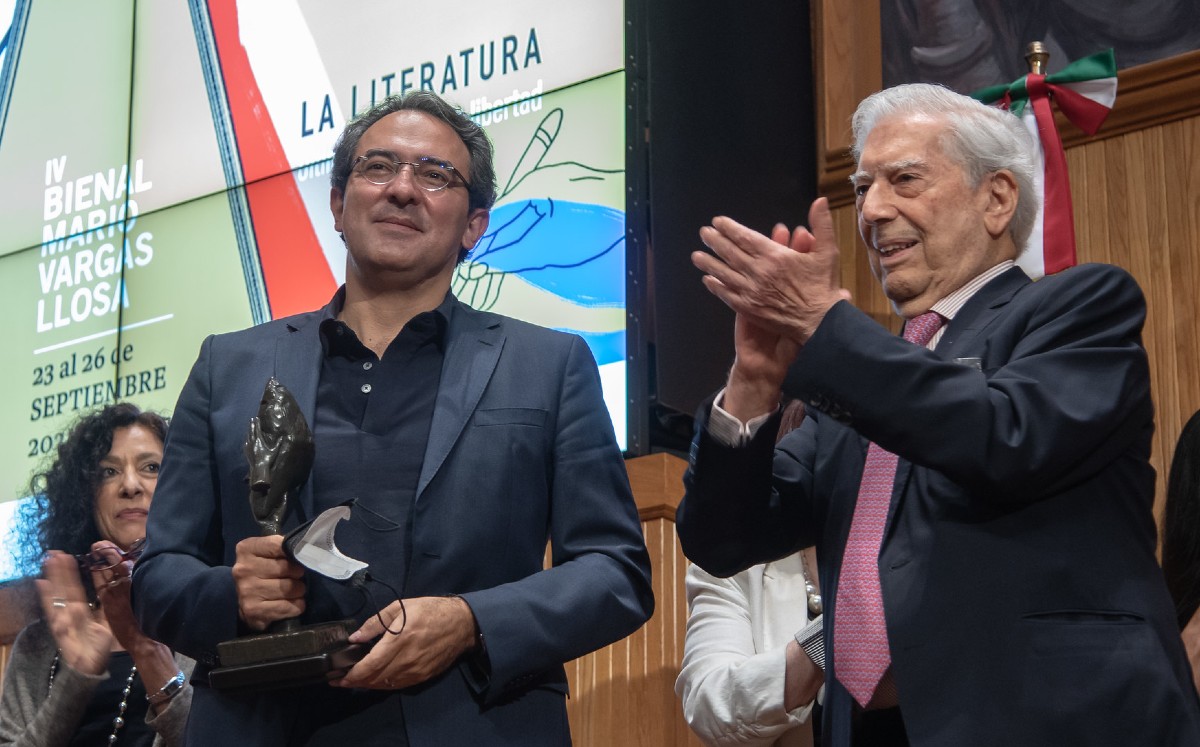 Juan Gabriel Vásquez recibe el IV Premio Vargas Llosa (Especial).