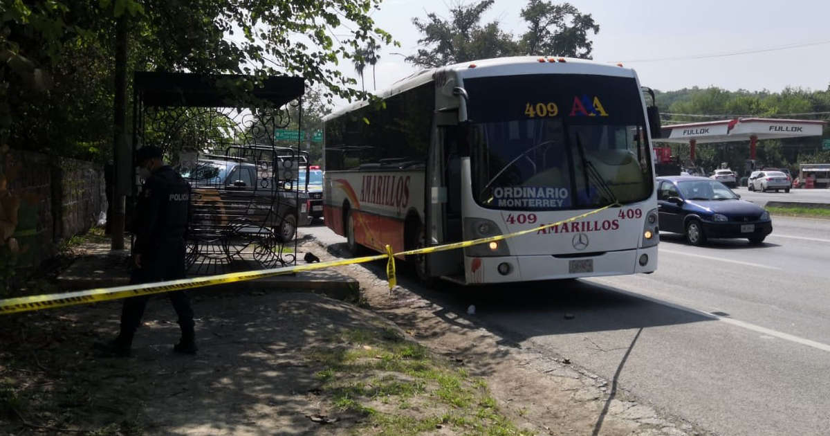 Pelean chofer y pasajero de transporte por uso de cubrebocas. Foto: Especial