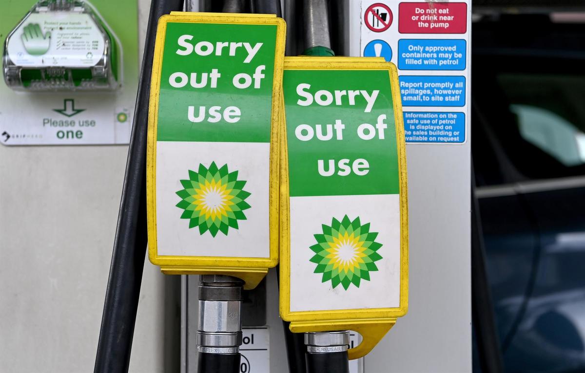 La petrolera británica BP informó de que ha cerrado "temporalmente" algunas estaciones de servicio en el Reino Unido | EFE