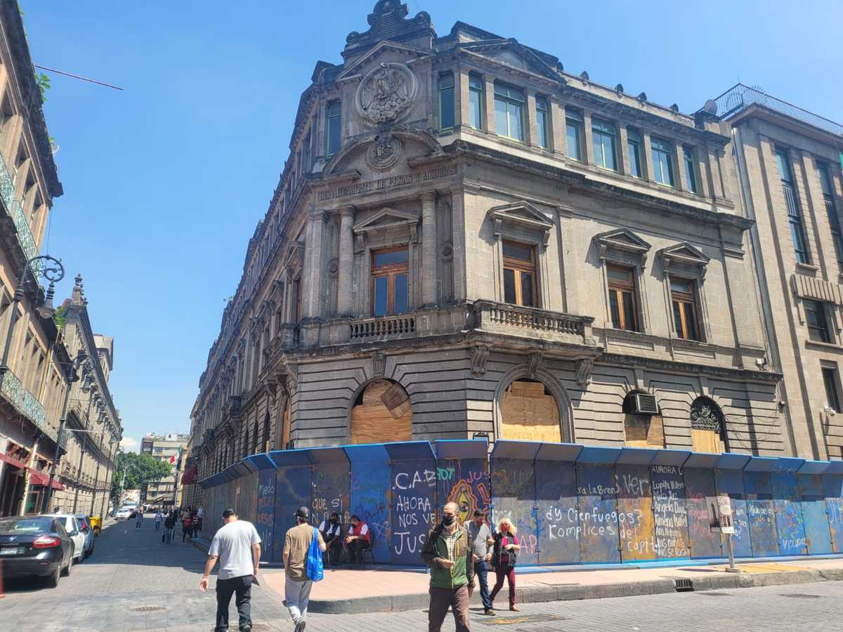 Previo a marchas feministas, blindan comercios del centro histórico | Ramón Ramírez