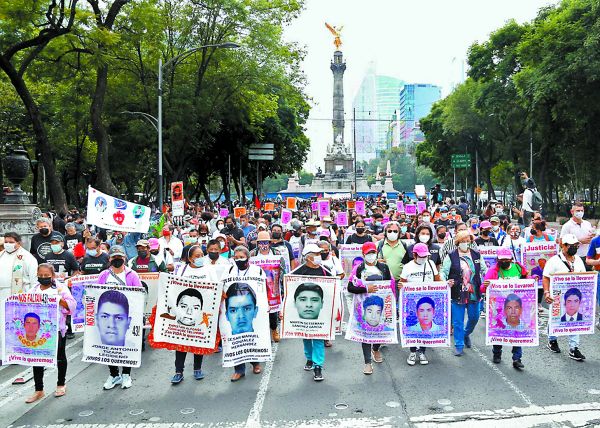 Rostros de las víctimas mostrados por familiares a su paso por Reforma, Juárez y el Zócalo. Ariel Ojeda y Araceli López