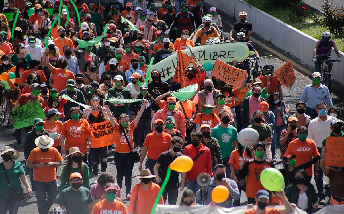 Universitarios Udlap realizan rally para exigir que liberen el campus | Andrés Lobato