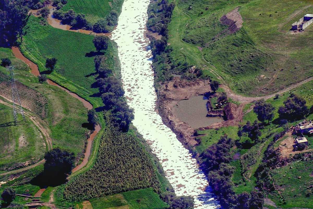 Vista de espuma tóxica en un sobrevuelo en el río Atoyac. (Andrés Lobato)