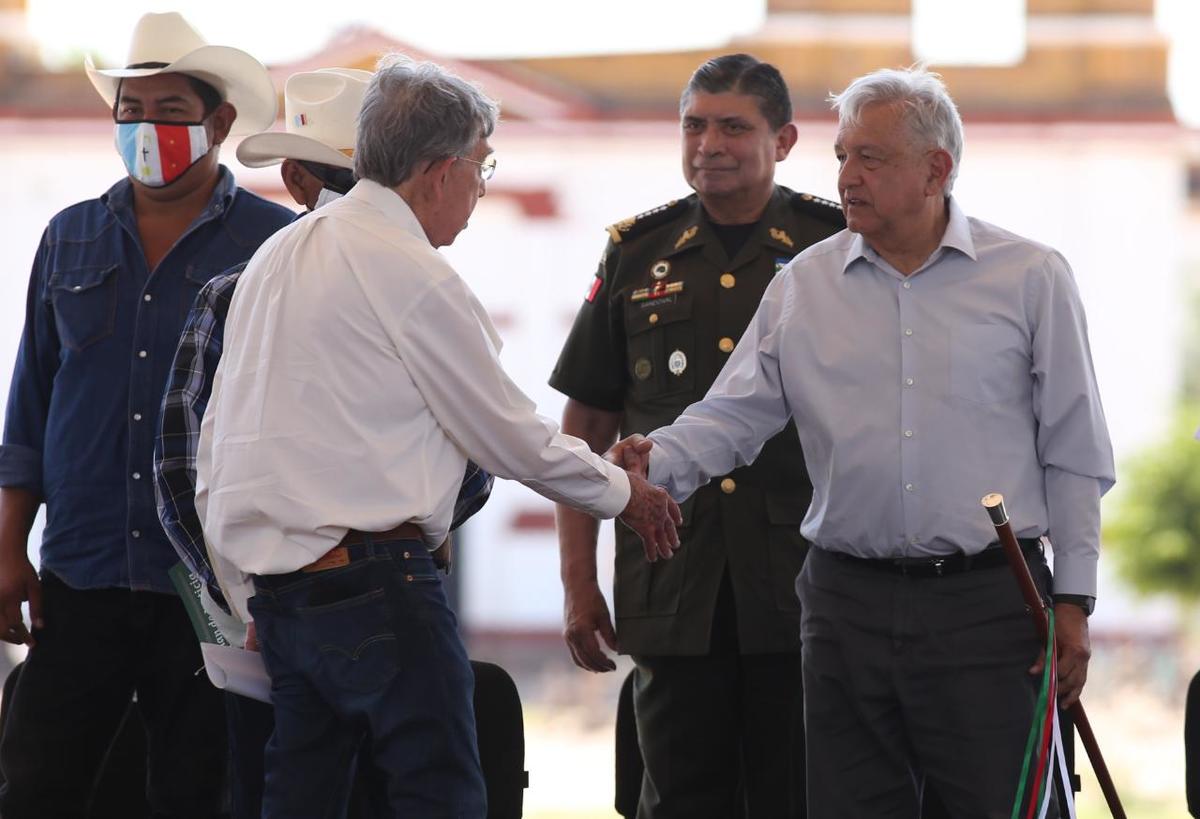 AMLO y Cuauhtémoc Cárdenas durante la ceremonia en Sonora | Octavio Hoyos