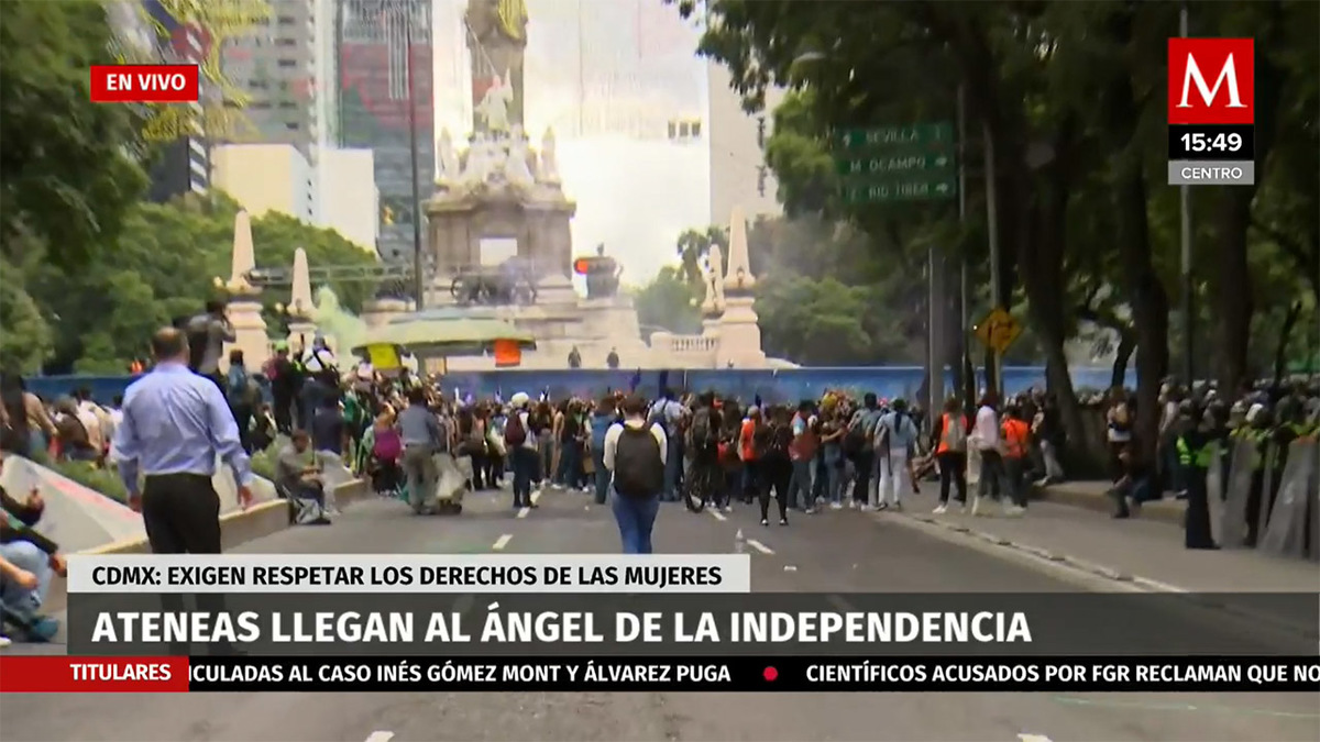 Ateneas llegan al Ángel de la Independencia