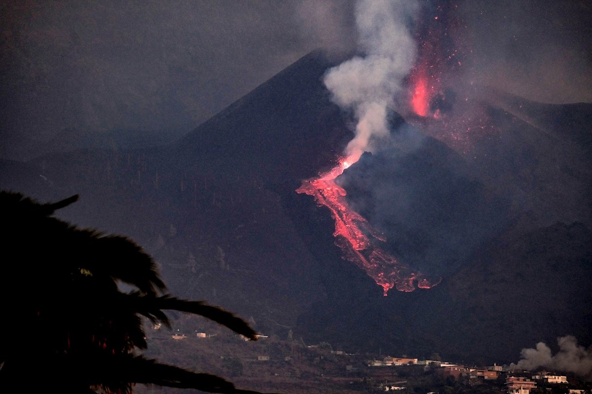 Las autoridades iniciaron las ayudas financieras para los afectados por el volcán Cumbre Vieja. | EFE