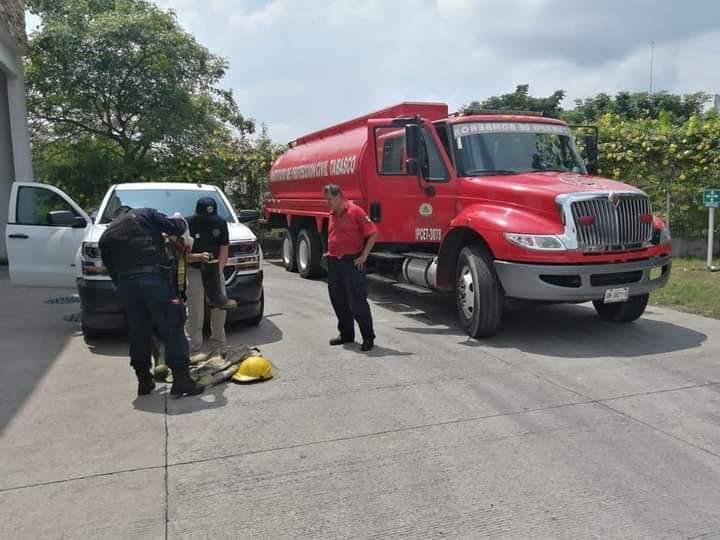 Bomberos sofocando el incendio en el fraccionamiento El Country