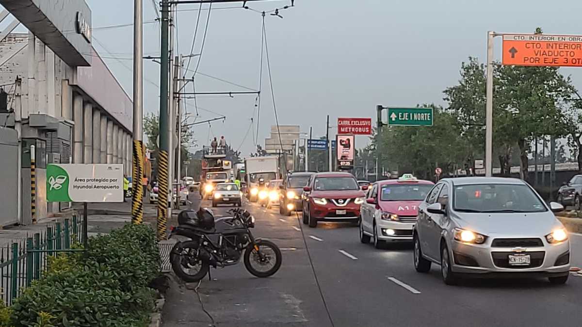 Caída de cables provoca tránsito pesado en Eje 1 Norte (Ramón Ramirez)