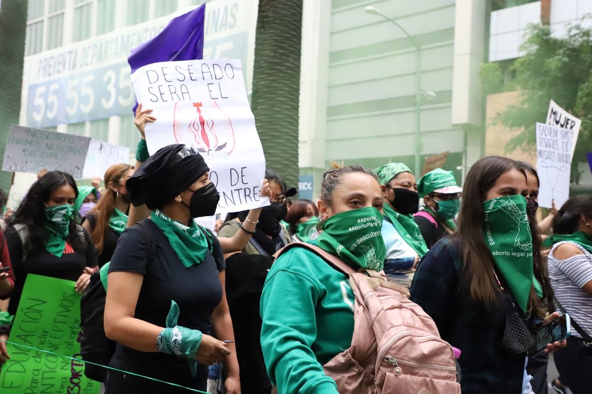 Colectivos feministas sobre Paseo de la Reforma. | Naomi Antonio