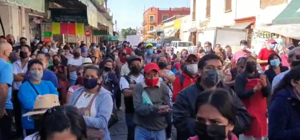 Los comerciantes instalados acusan que el presidente municipal, Oswaldo García Jarquín, se la pasa en fiestas. Foto: Especial