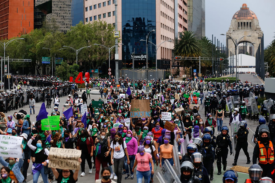 Luego de encontrarse en el Ángel de la Independencia, los contingentes avanzaron con destino al Zócalo. | Araceli López