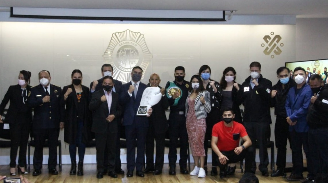 Entrega de reconocimientos a los policías destacados del mes.  | @PabloVazC