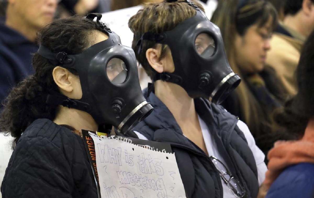 Familias protestaron por las afectaciones que les provocó la fuga de gas. (Archivo AP)