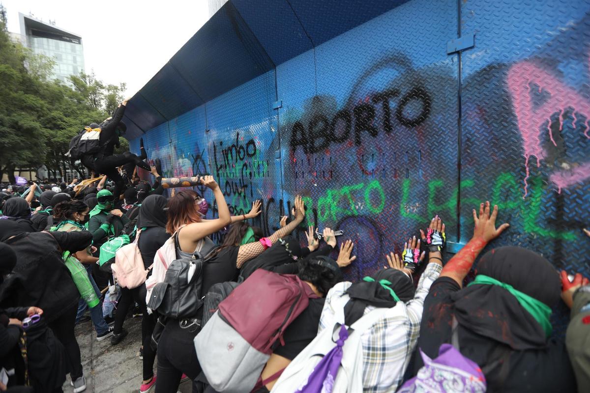 Feministas exigen que todas las mujeres  puedan tener abortos seguros y legales. (EFE)