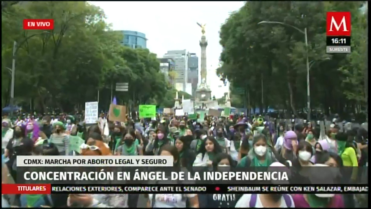 Feministas se movilizan hacia el Zócalo capitalino en marcha por aborto legal