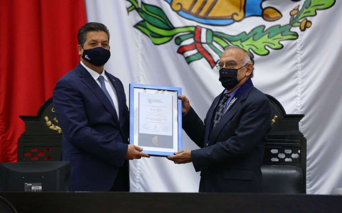 El gobernador de Tamaulipas entregó a Artemio Garza Guerra la medalla al mérito. (Congreso de Tamaulipas)