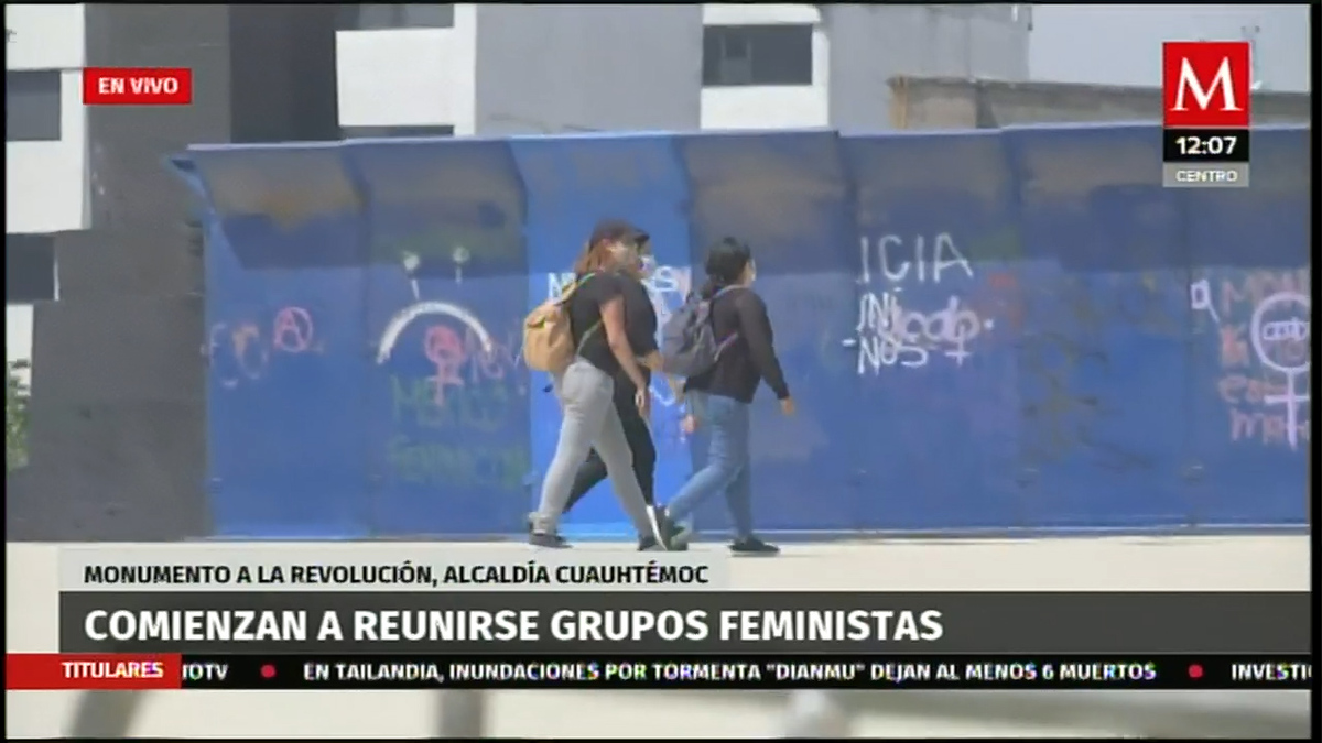 Grupos feministas comienzan a reunirse en Monumento a la Revolución