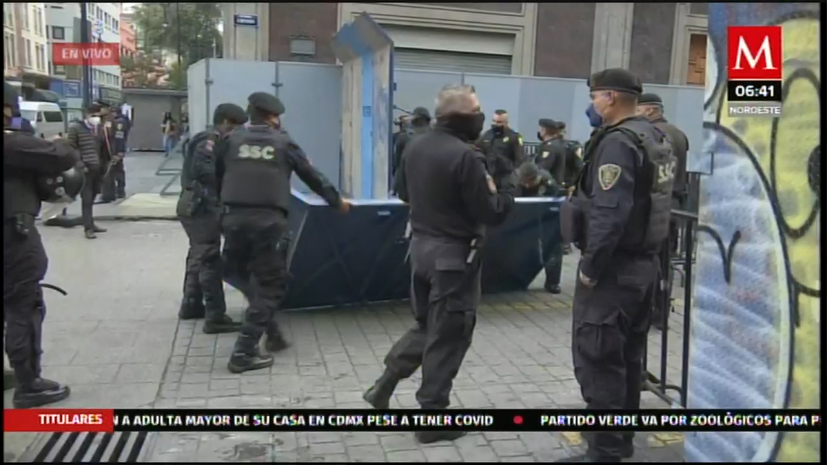 Instalan vallas metálicas en acceso al Zócalo de la Ciudad de México