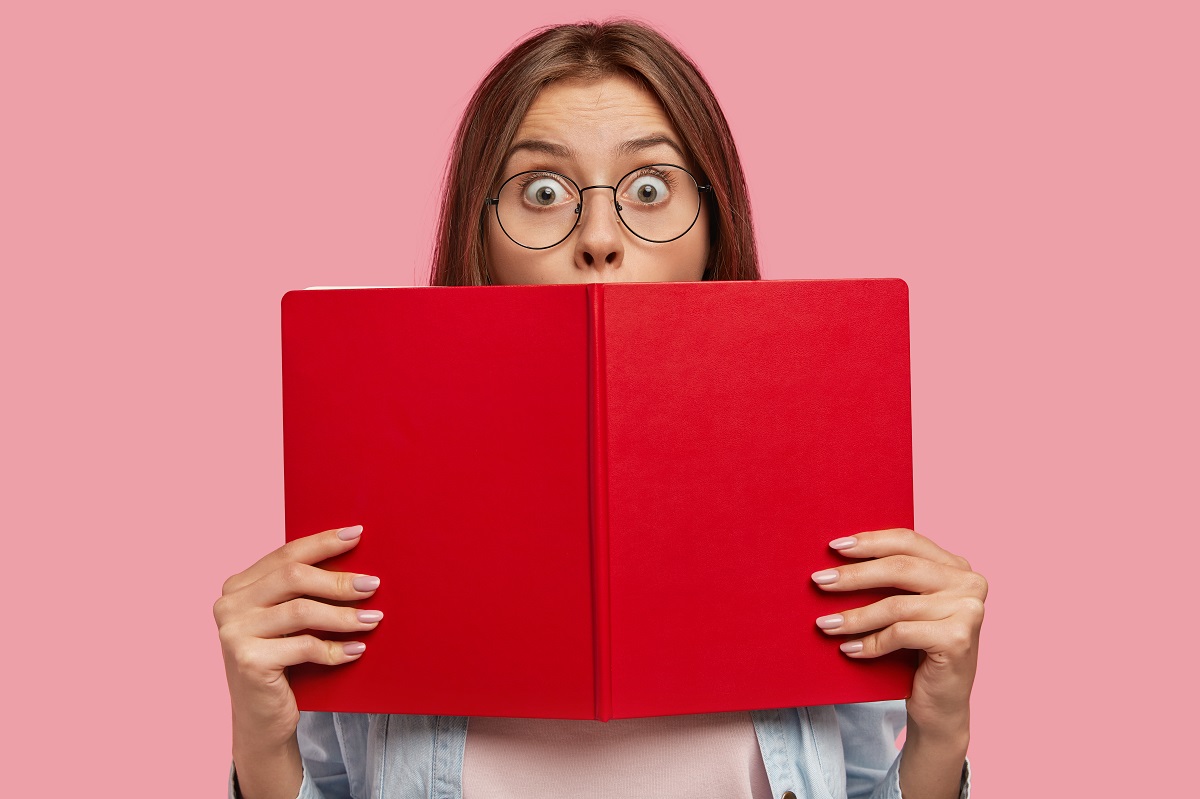 La librería se ha hecho viral en redes sociales gracias a sus publicaciones con letreros amarillos incitando a la lectura. (freepik.es)