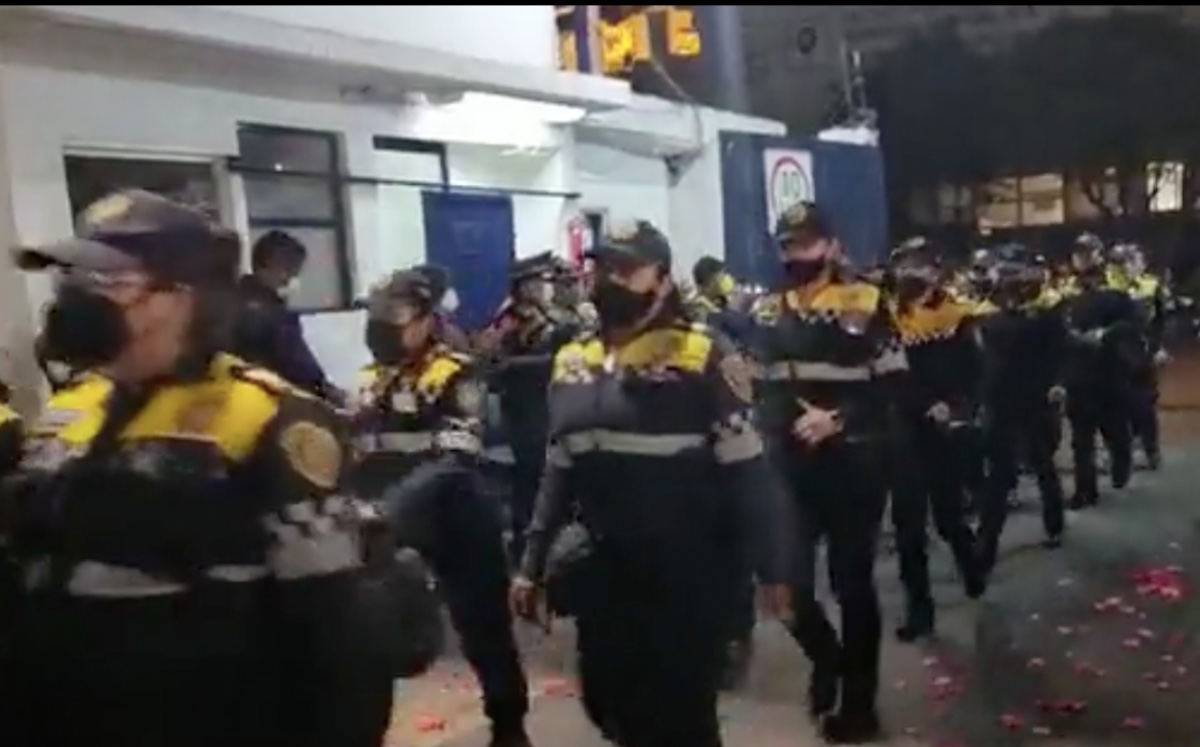 Llegada de policías tras marcha por Día de Acción Global por el Aborto. (Captura)