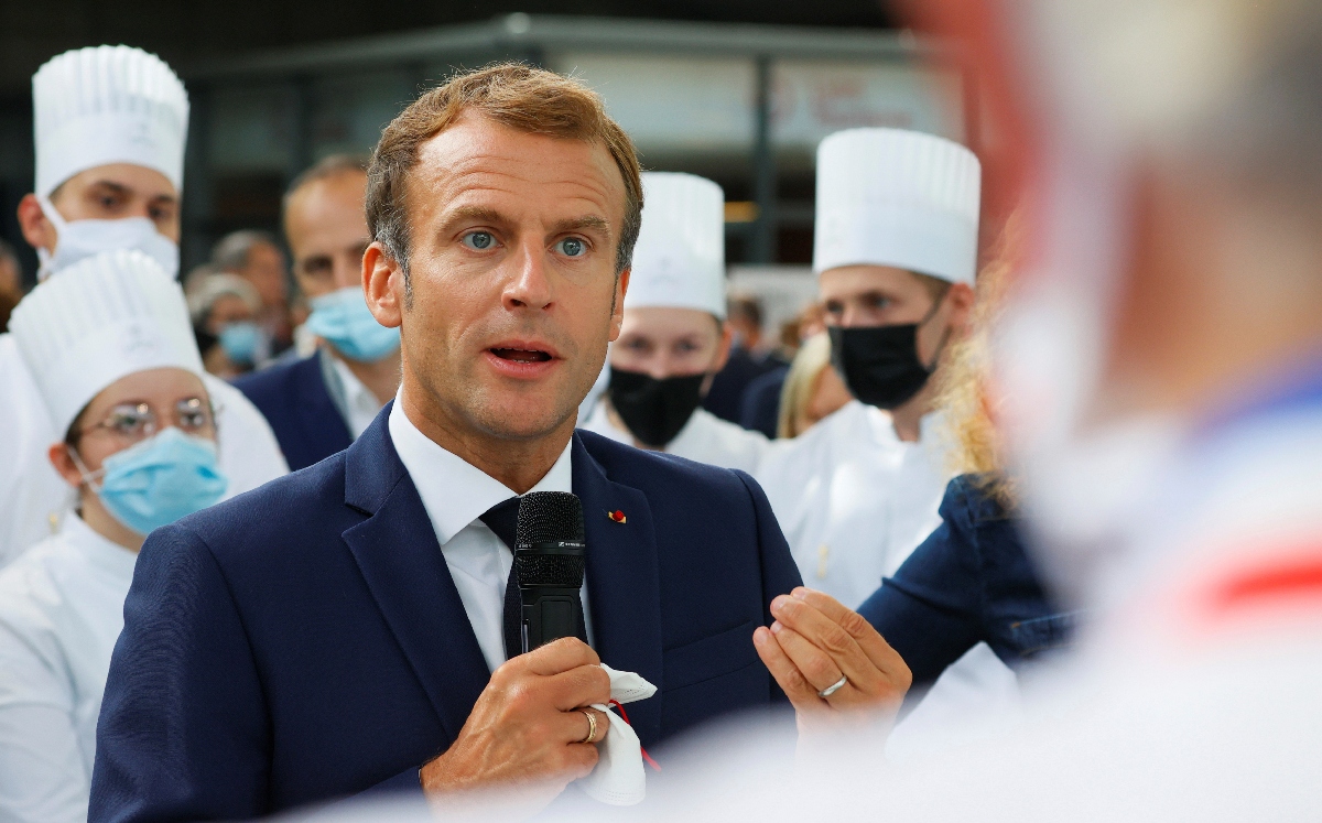 Macron durante la feria internacional de alimentación en Lyon en la que ocurrió el altercado. (AP)