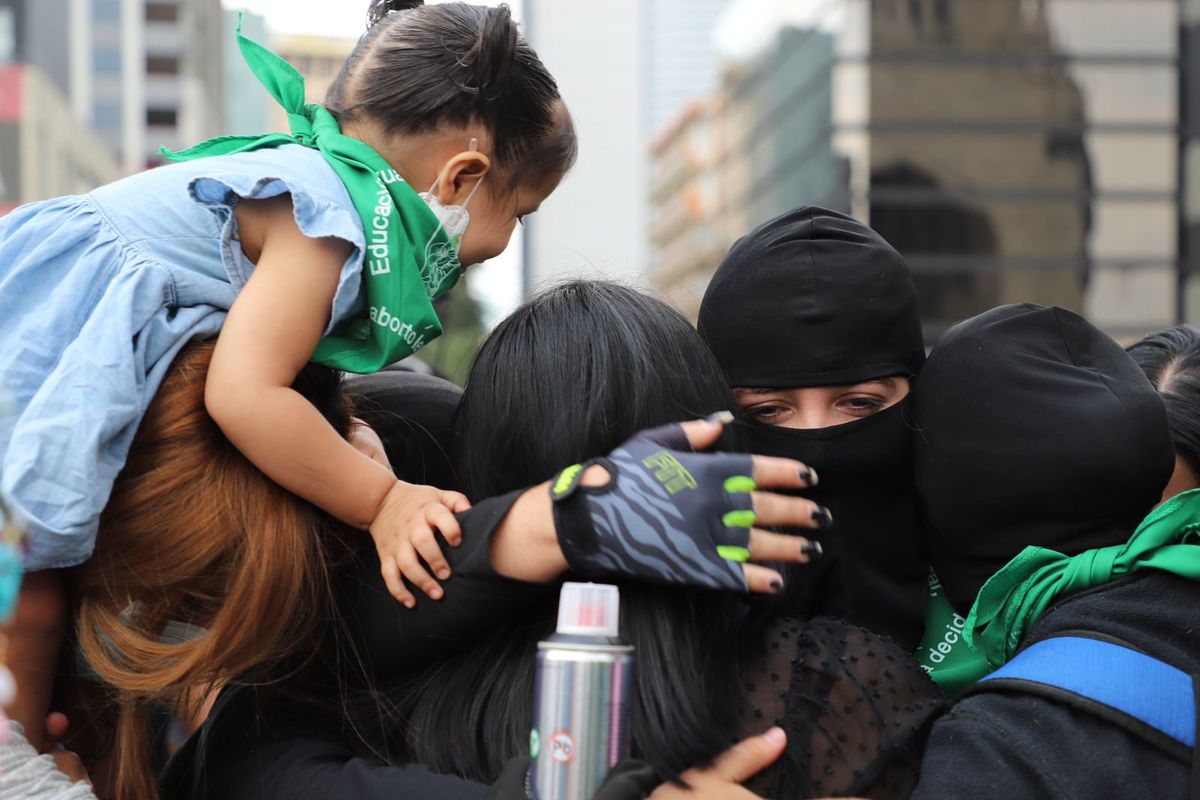 Las manifestantes ondearon el pañuelo verde, que representa el apoyo a favor del aborto. (Naomi Antonio)