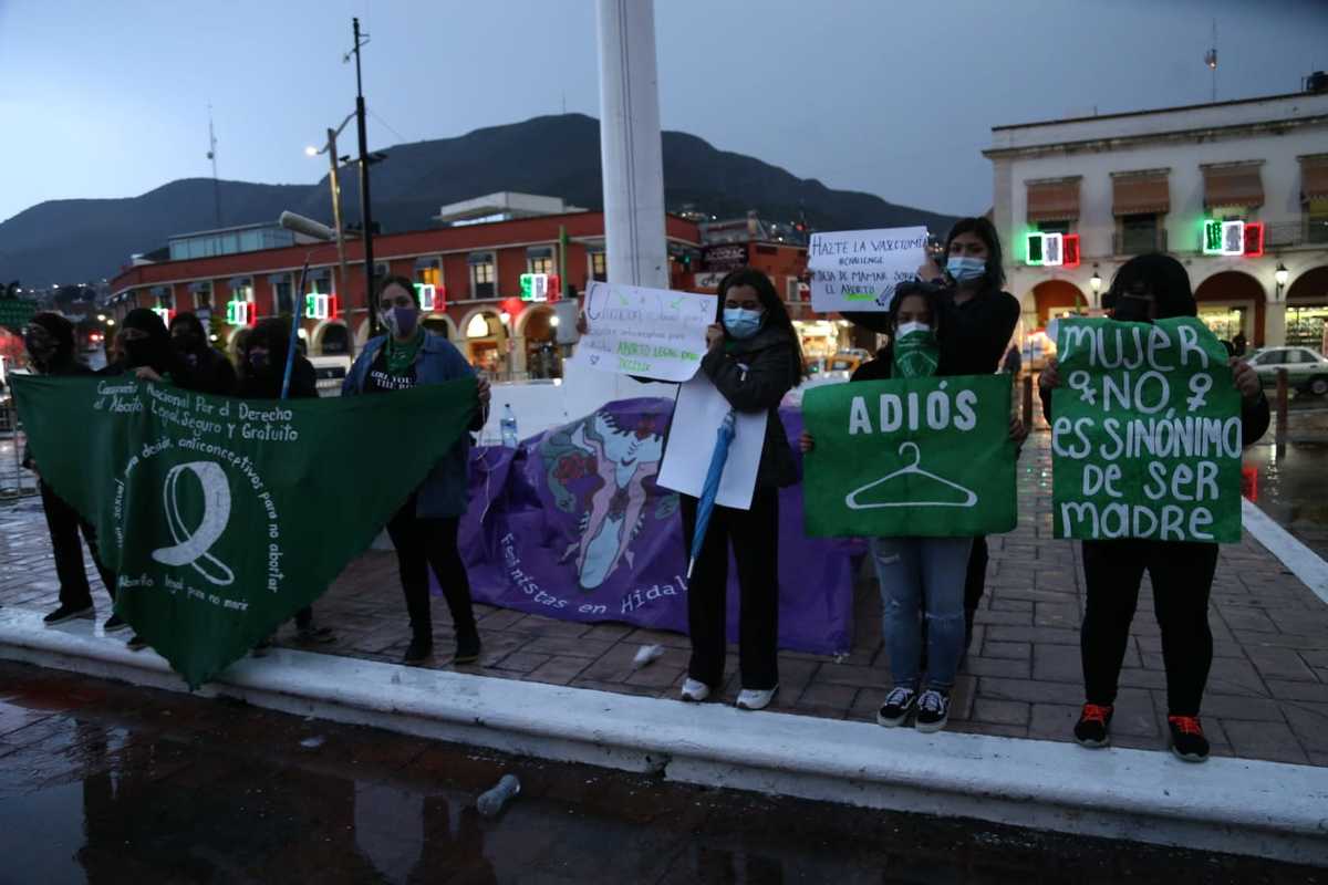 Marcha de mujeres en Pachuca, en la explanada de la Plaza Juárez. (Jorge Sánchez)