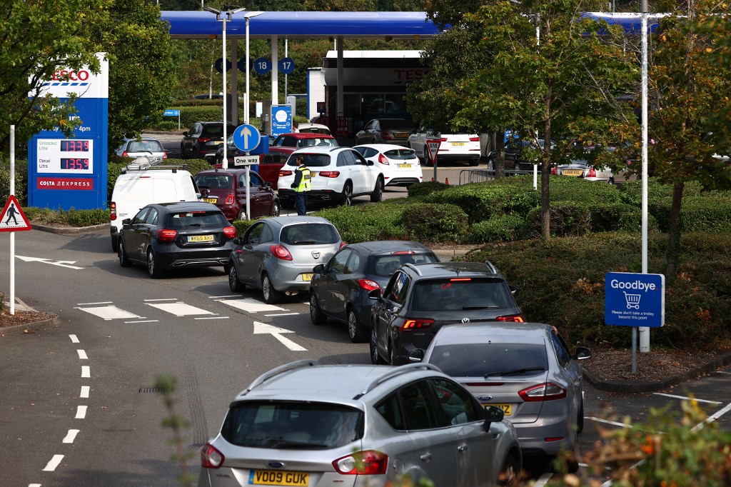 Miles de personas decidieron hacer fila en gasolinerías por la escasez de combustible. (AFP)