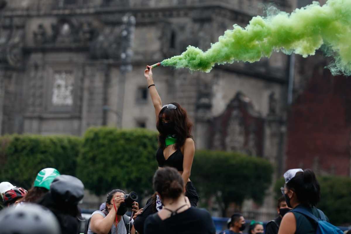 Algunas mujeres prendieron bengalas de humo verde | Araceli López