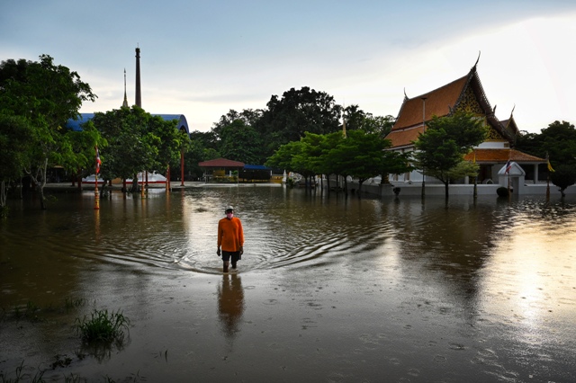 El nivel del río Chao Phraya, que serpentea por Bangkok, subió lentamente. | AFP
