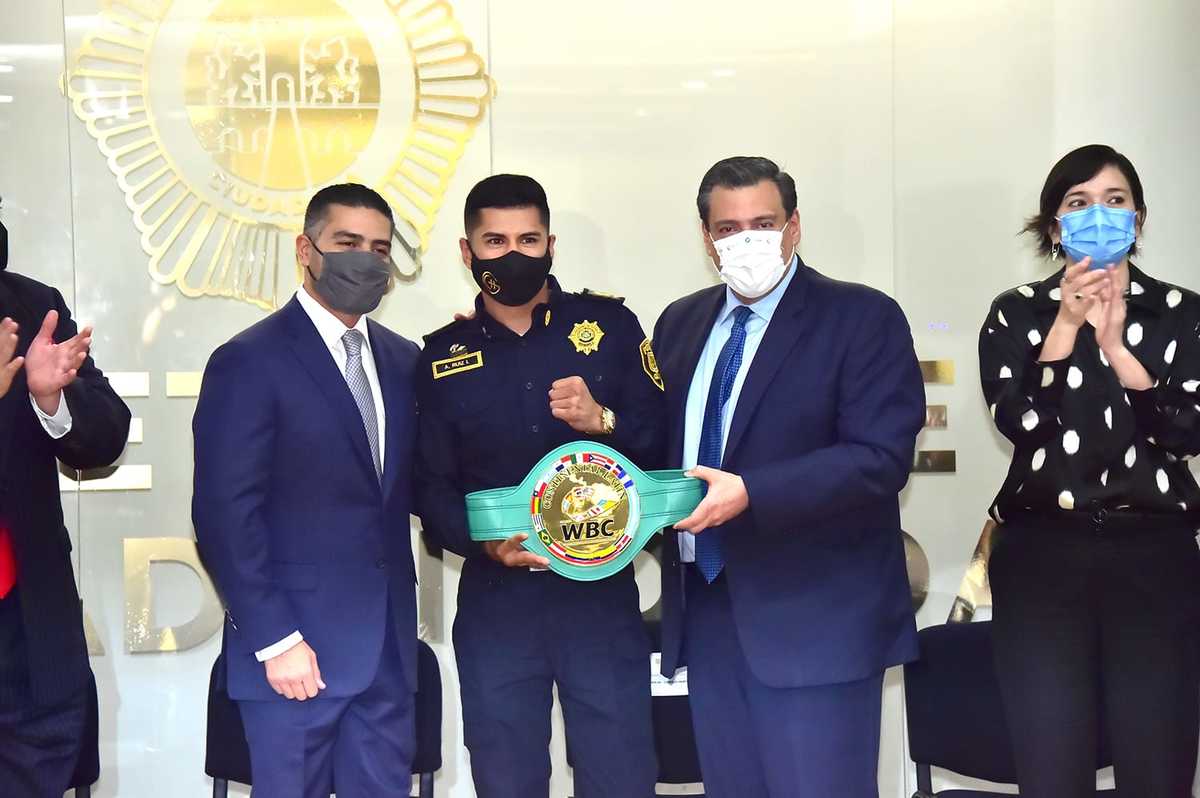 Reconocen a policía boxeador Alacrán Ruiz