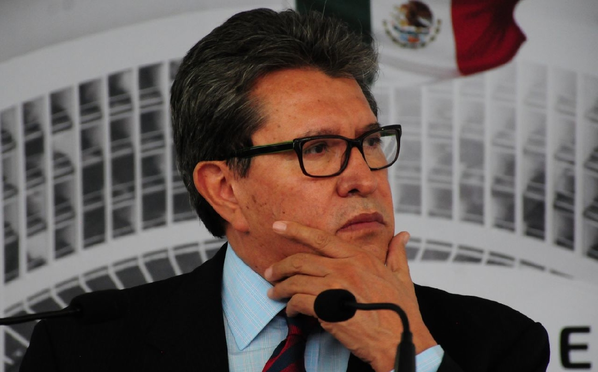 Ricardo Monreal respondiendo a la prensa durante una conferencia de prensa. (Cuartoscuro)