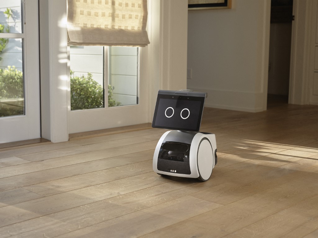 El robot 'Astro' tiene una altura de 60 centímetros y un peso de menos de 10 kg. (AFP)