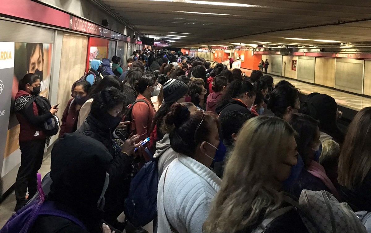 Los usuarios reportaron retrasos en las líneas 1 y 5 del Metro de CdMx. | Twitter @PaStEnKrItO