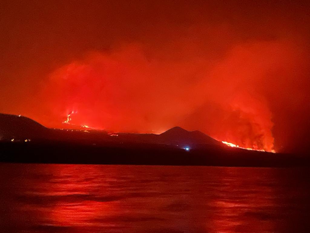 El volcán habría tocado el mar durante la noche del lunes. (Twitter: @RochexRB27)